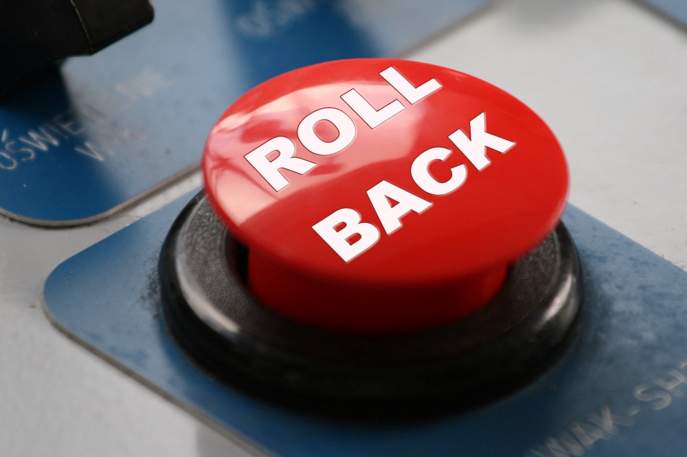 "The Big Red Button" by włodi used under CC BY-SA 2.0 / Cropped and text added from original